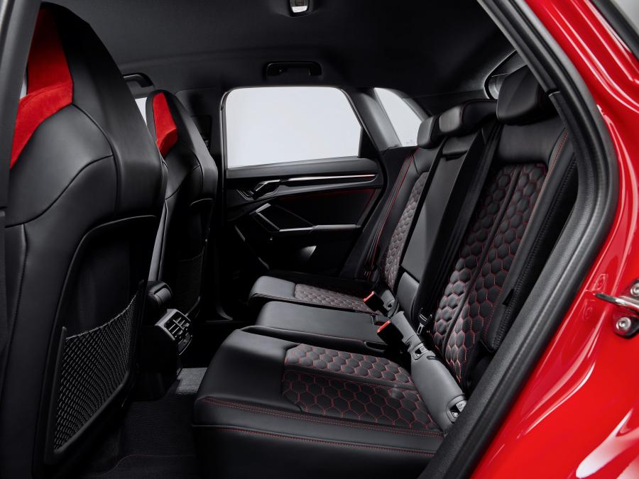 Интерьер Audi RS Q3 2019 года  (WW) (фото 9 из 65)